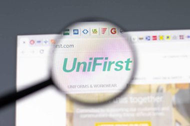 New York, ABD - 15 Şubat 2021: UniFirst web sitesi şirket logosu, Illustrative Editorial