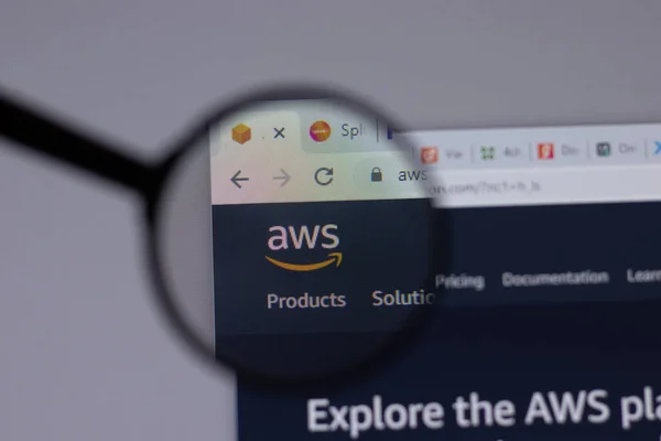 New York, ABD - 18 Mart 2021: Amazon Web Hizmetleri AWS şirket logosu web sitesi, Illustrative Editorial