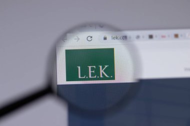 New York, ABD - 18 Mart 2021: L.E.K. Web sitesindeki LEK şirket logosu, Illustrative Editorial 'a danışmanlık