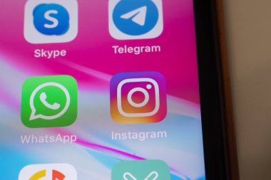 New York, ABD - 26 Nisan 2021: WhatsApp ve Instagram uygulama logosu telefon ekranında yakın çekim, İllüstrasyon Editörlüğü