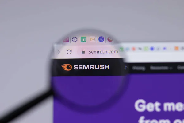New York, ABD - 26 Nisan 2021: SEMrush logosu web sitesi sayfasında yakın plan, Illustrative Editorial