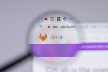 New York, ABD - 26 Nisan 2021: GitLab logosu web sitesi sayfasında yakın plan, Illustrative Editorial