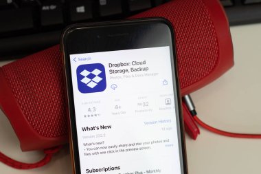 New York, ABD - 26 Nisan 2021: Dropbox mobil uygulama logosu, simgeli telefon, Illustrative Editorial