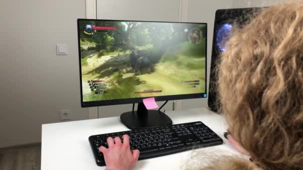 Moskova, Rusya - 28 Nisan 2021: The Witcher 3: Wild Hunt oyun görüntüleri, PC 'de oynayan oyuncu kız, Illustrative Editorial. — Stok video