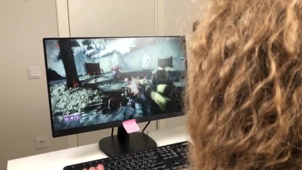 Moskova, Rusya - 28 Nisan 2021: Destiny 2 oyun görüntüleri, PC 'de oynayan oyuncu kız, Illustrative Editorial. — Stok video