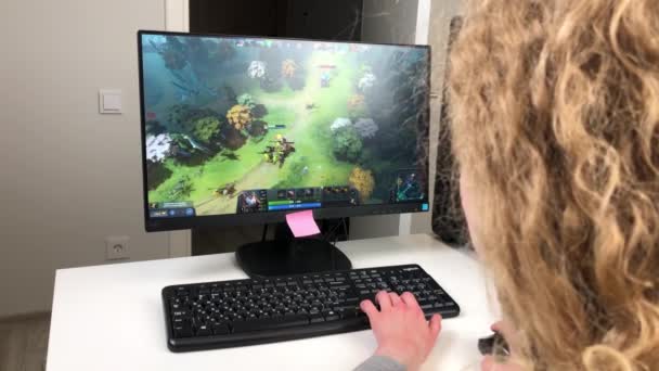 Mosca, Russia - 28 Aprile 2021: Dota 2 filmato del gioco di gameplay, gamer girl giocare su PC, Editoriale illustrativo. — Video Stock