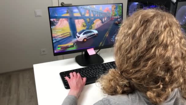 Москва, Россия - 28 апреля 2021 года: отснятый геймплей, девочка, играющая на компьютере, и страсть. — стоковое видео