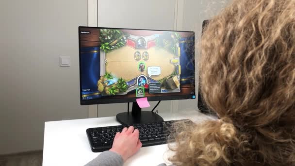 Moskva, Ryssland - 28 April 2021: Hearthstone spel spelfilm, gamer flicka spelar på PC, Illustrativ Redaktionell. — Stockvideo