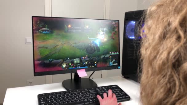 Mosca, Russia - 28 Aprile 2021: League of Legends gioco di gameplay, gamer girl giocare LoL su PC, Editoriale Illustrativo. — Video Stock