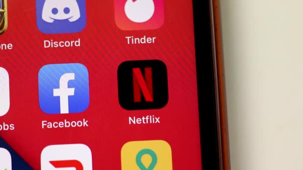 Moscou, Rússia - 28 de abril de 2021: Lançamento e uso do aplicativo Netflix em um close-up de celular, Editorial Ilustrativo. — Vídeo de Stock