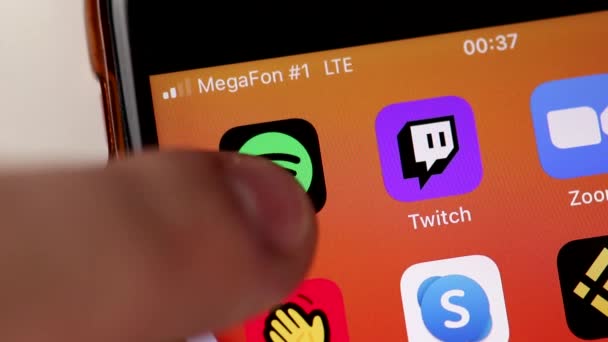 Moskva, Ryssland - 28 april 2021: Lansering och användning av Spotify-appen på en mobiltelefon närbild, Illustrativ Redaktionell. — Stockvideo