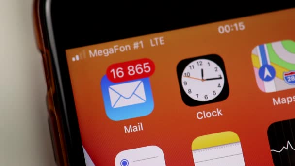 Moskva, Ryssland - 28 april 2021: Lansering och användning av e-postappen på en mobiltelefon närbild, Illustrativ ledare. — Stockvideo