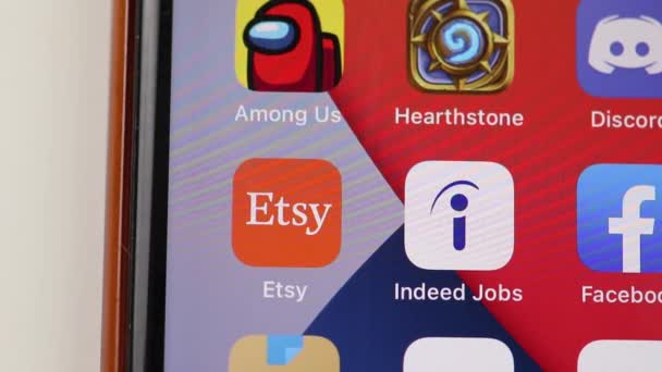 Moscú, Rusia - 28 de abril de 2021: Aplicación Etsy en un primer plano de teléfono móvil, Editorial ilustrativa. — Vídeos de Stock