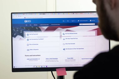 New York, ABD - 26 Nisan 2021: İç Gelir İdaresi IRS web sitesi sayfası ekranda, servisi kullanan adam, Illustrative Editorial