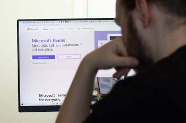 New York, ABD - 26 Nisan 2021: Microsoft Takımları web sitesi ekranda, hizmetini kullanan adam, Illustrative Editorial