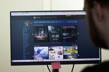 New York, ABD - 26 Nisan 2021: Steam web sitesi ekranda, hizmetini kullanan adam, Illustrative Editorial