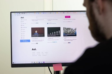 New York, ABD - 26 Nisan 2021: Aol web sitesi ekranda, servisi kullanan adam, Illustrative Editorial