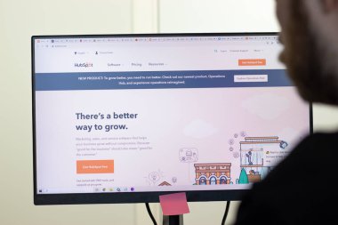 New York, ABD - 26 Nisan 2021: HubSpot web sitesi ekranda, servisi kullanan adam, Illustrative Editorial