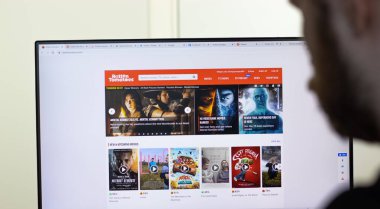 New York, ABD - 26 Nisan 2021: Ekranda Çürük Domatesler web sitesi, servisi kullanan adam, İllüstrasyon Editörü