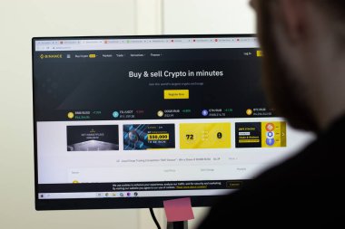 New York, ABD - 26 Nisan 2021: Binance web sitesi ekranda, servisi kullanan adam, Illustrative Editorial