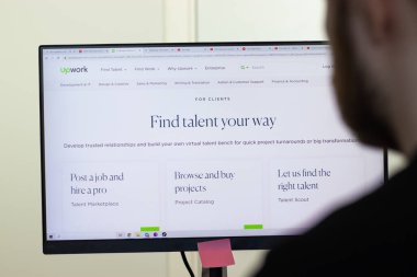 New York, ABD - 26 Nisan 2021: Ekranda yükseltme web sitesi, servisi kullanan adam, Illustrative Editorial