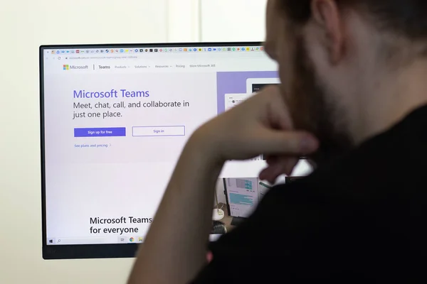 2021年4月26日 Microsoft Teamsウェブサイトの画面上のページ サービスを使用して男 イラスト編集 — ストック写真
