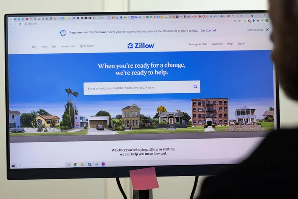 New York, ABD - 26 Nisan 2021: Zillow web sitesi ekranda, servisi kullanan adam, Illustrative Editorial