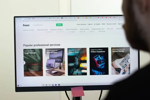 New York, ABD - 26 Nisan 2021: Ekranda beş web sitesi, servisi kullanan adam, İllüstrasyon Editörü