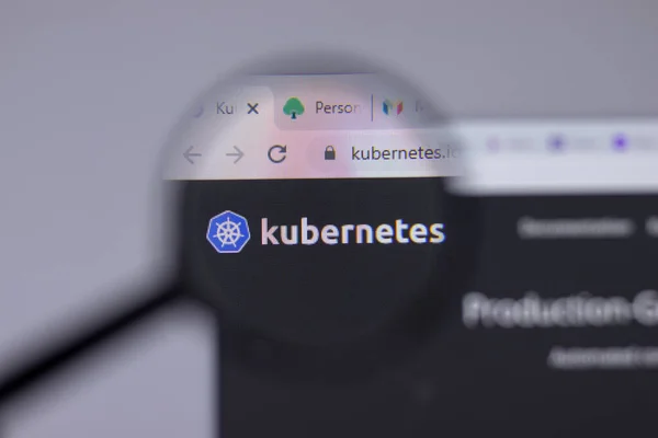 New York, ABD - 26 Nisan 2021: Kubernetes şirketinin logosu web sitesi sayfasında, Illustrative Editorial