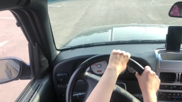 Moscou, Russie - 1 Mai 2021 : Femme conducteur POV mains sur le volant de voiture, Illustrative Editorial. — Video