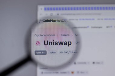 New York, ABD - 1 Mayıs 2021: Uniswap UNI şifreleme para birimi logosu web sitesi sayfasında yakın plan, Illustrative Editorial