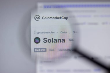New York, ABD - 1 Mayıs 2021: Solana SOL şifreleme logosu web sitesi sayfasında yakın plan, Illustrative Editorial