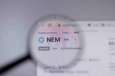 New York, ABD - 1 Mayıs 2021: Nem XEM şifreleme logosu web sitesi sayfasında yakın plan, Illustrative Editorial