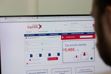 New York, ABD - 1 Mayıs 2021: Correos Express şirketi web sitesi ekranda, Illustrative Editorial