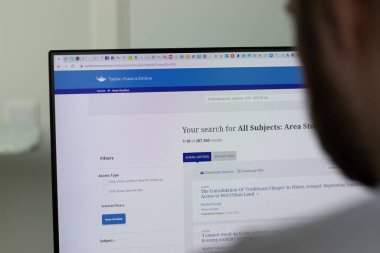 New York, ABD - 1 Mayıs 2021: Taylor Francis şirket web sitesi ekranda, Illustrative Editorial