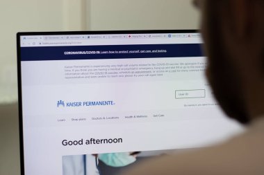 New York, ABD - 1 Mayıs 2021: Kaiser Permanente şirket web sitesi ekranda, Illustrative Editorial