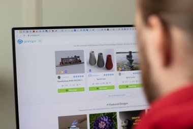 New York, ABD - 1 Mayıs 2021: Pinshape şirketi web sitesi ekranda logo, Illustrative Editorial