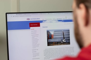 New York, ABD - 1 Mayıs 2021: Sinotrans şirketinin web sitesi ekranda logo, Illustrative Editorial