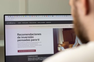 New York, ABD - 1 Mayıs 2021: Renta 4 Banco r4 Renta4Banco şirket web sitesi ekranda, Illustrative Editorial