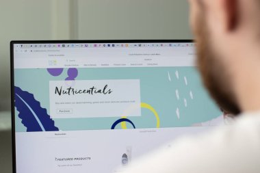 New York, ABD - 1 Mayıs 2021: Nu Skin Enterprises şirketinin web sitesi ekranda, Illustrative Editorial