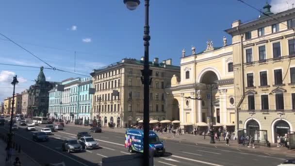 2021年6月2日，俄罗斯圣彼得堡：Nevsky Prospect avenue street and road traffic wide angle footage，说明性编辑. — 图库视频影像