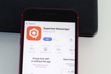 New York, ABD - 1 Haziran 2021: Cep telefonu ekranında Supertext Messenger mobil uygulama logosu, yakın çekim simgesi, İllüstrasyon Editörü