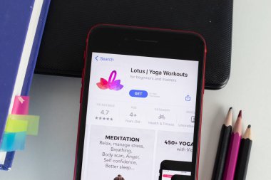 New York, ABD - 1 Haziran 2021: Nilüfer Yoga Çalışmaları mobil uygulama logosu telefon ekranında, yakın çekim simgesi, İllüstrasyon Editörü