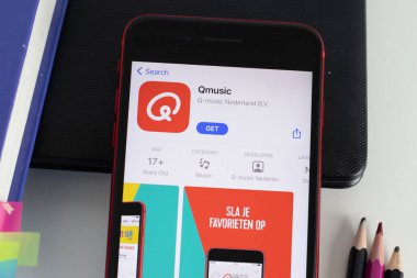 New York, ABD - 1 Haziran 2021: Telefon ekranında Qmusic mobil uygulama logosu, yakın plan ikonu, İllüstrasyon Editörü