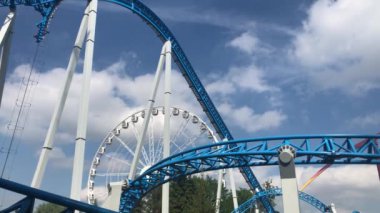 Eğlence parkı. Hız treni ve dönme dolap.