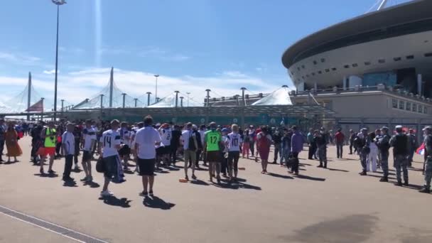 Os fãs de futebol caminham pela entrada do estádio de futebol. torcedores da equipe nacional de futebol — Vídeo de Stock