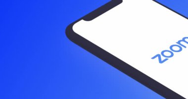 New York, ABD - 1 Ağustos 2021: Telefon ekranında fotokopi alanı ile Zoom mobil uygulama logosu