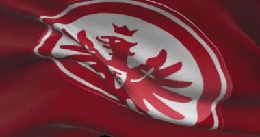 Eintracht Frankfurt FC bayrağı sallıyor. Eintracht Frankfurt futbol kulübü geçmişi. Futbol takımı logosu