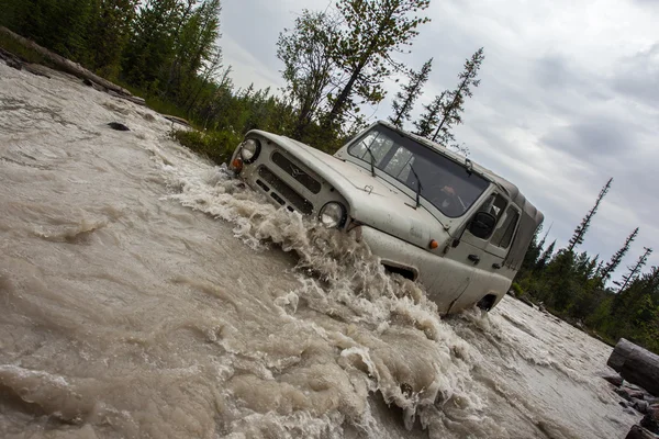 Suv cruzando rio — Fotografia de Stock