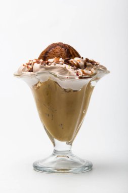 Çikolatalı dondurma kupası.